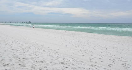 3rd-floor gulf front condo with WiFi, splash pad, & beach equipment rental