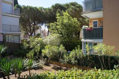 Lara 6 - Large T2 garden level and shaded terrace Loggia Independent WC Parking