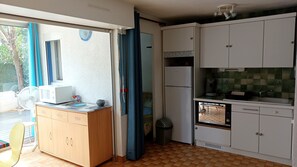 Réfrigérateur, four à micro-ondes, un four, surface de cuisson