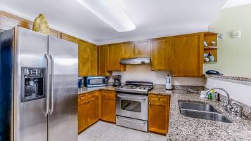 Køleskab, mikrobølgeovn, ovn, kogeplade