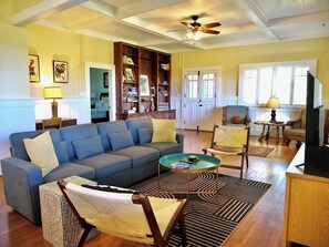 智能电视、DVD 播放器、书