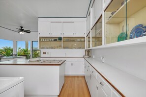 Køleskab, mikrobølgeovn, kogeplade, kaffe-/temaskine