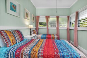 4 bedrooms, travel crib, free WiFi, bed sheets - Live a Piece of History at My Hilo Home (Hilo)