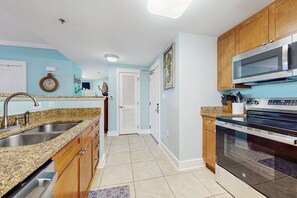 Kylskåp, mikrovågsugn, ugn och spishäll