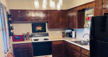 Cabin on Truman Lake. Fishing, hunting, or boating. Bring the family and enjoy!