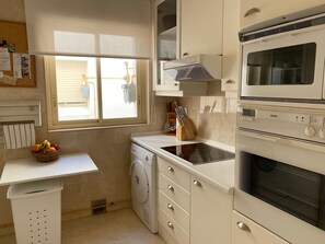 Refrigerador, microondas, horno y cafetera y tetera 