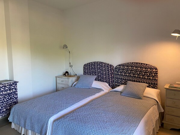 2 habitaciones, tabla de planchar con plancha, internet y ropa de cama 