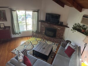 智能電視、壁爐、DVD 播放機、書籍