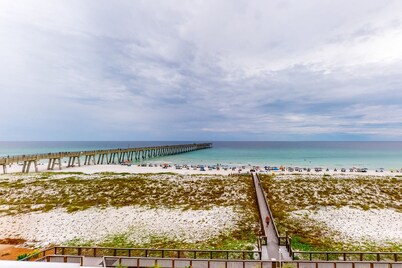 Spacious condo with Gulf-front balcony, hot tub & pool - on the beach