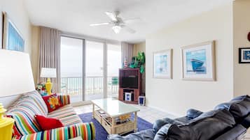 Televisión, reproductor de DVD y videoteca