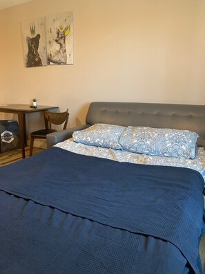 1 chambre, fer et planche à repasser, Wi-Fi, literie fournie