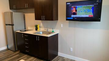 Refrigerador, microondas, parrilla de estufa y cafetera y tetera