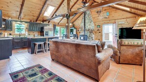 Ein geräumiger Innenraum einer Hütte mit Küche, Essbereich und Wohnzimmer.