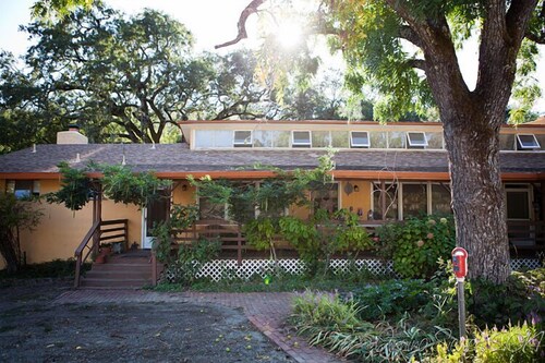 RustRidge Bed and Breakfast - Oaks + Vine Room