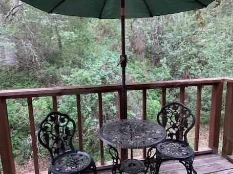 Outdoor dining. RustRidge Bed and Breakfast - Rustridge Cottage