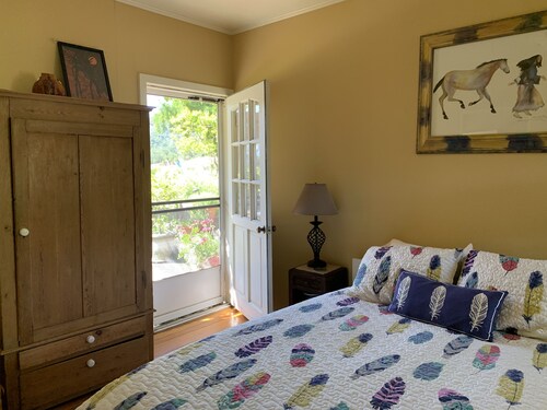 RustRidge Bed and Breakfast - Poolside Room