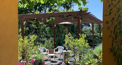 RustRidge Bed and Breakfast - Poolside Room