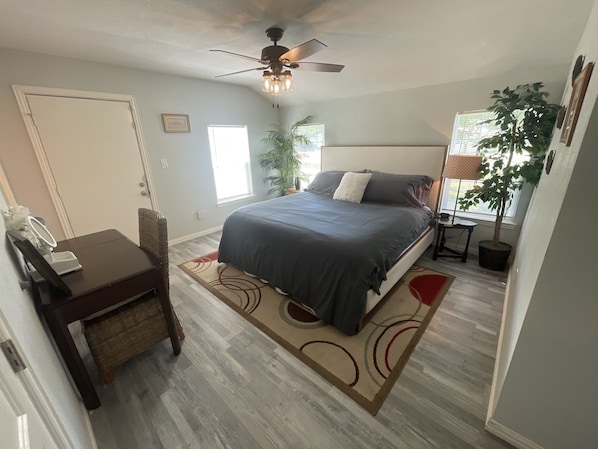 3 habitaciones, tabla de planchar con plancha, wifi y ropa de cama 