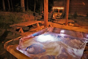 Outdoor spa tub - ♥ of Smokys Getaway Retreat- Brand New Fully furnished cabin w/ luxury amenities (Gatlinburg)