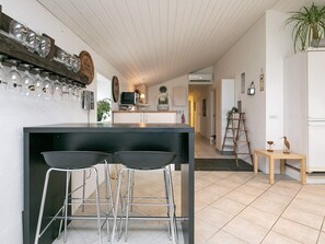 Wasserkocher mit Kaffee-/Teezubehör, Kühlschrank, Mikrowelle, Herdplatte