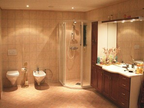 Casa | Baño | Regadera y toallas 