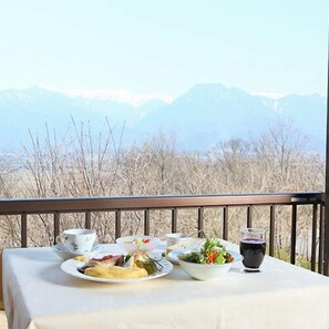 Outdoor dining - Auberge Meiyanoki (Ikeda)