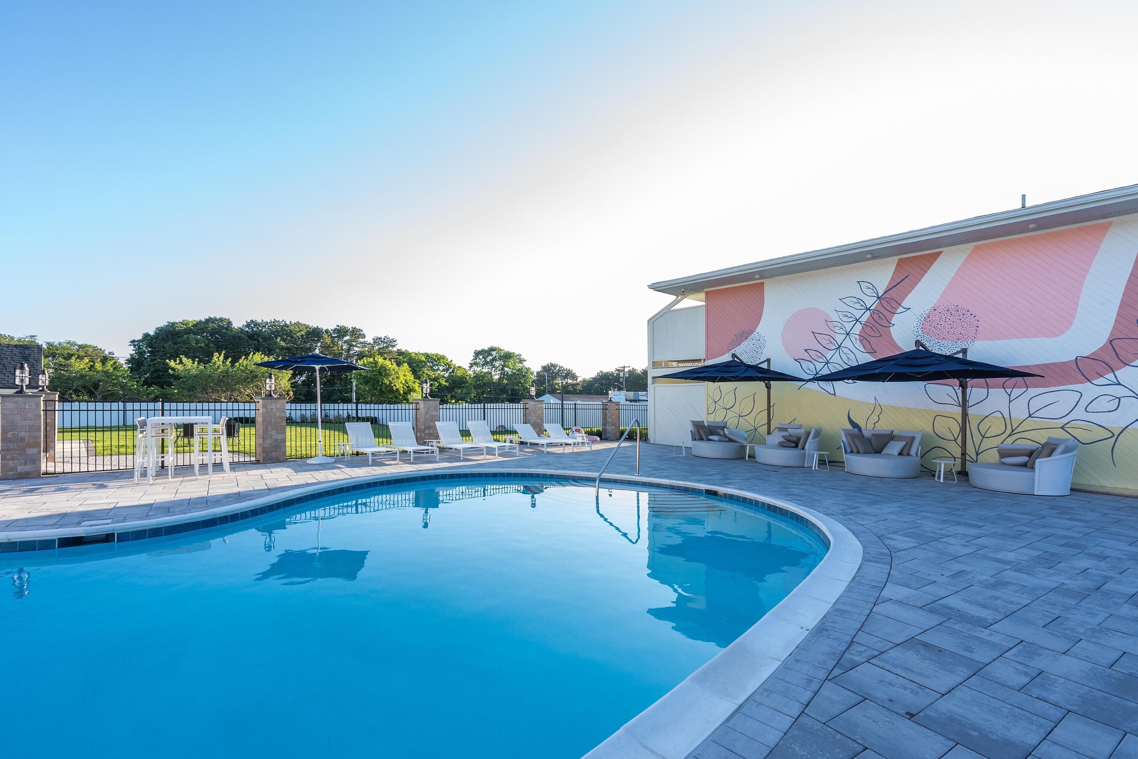 Außenpool (je nach Saison geöffnet), Sonnenschirme, Liegestühle