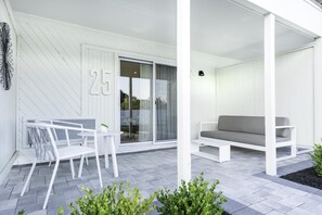 1 sovrum, sängtillbehör av högsta kvalitet och duntäcken