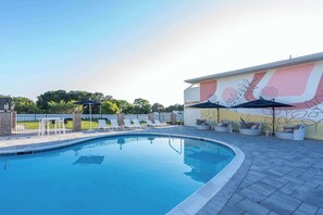 季節性室外泳池；08:00 至 20:00 開放；泳池傘、躺椅