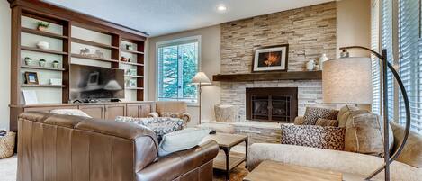 Een televisie, een open haard en een dvd-speler