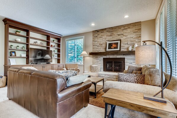 Televisión, chimenea y reproductor de DVD 