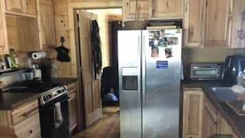 Oven, stovetop, coffee/tea maker, cookware/dishes/utensils