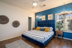 4 bedrooms, desk, iron/ironing board, WiFi - Midcentury Masterpiece (El Paso)