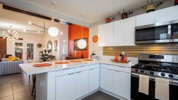 Kylskåp, mikrovågsugn, ugn och spishäll