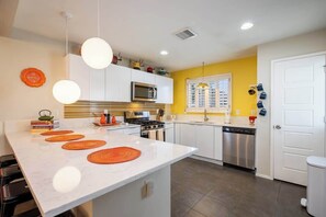 Réfrigérateur, four à micro-ondes, un four, surface de cuisson