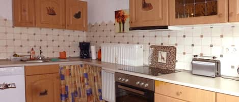 Réfrigérateur, micro-ondes, plaque de cuisson, lave-vaisselle
