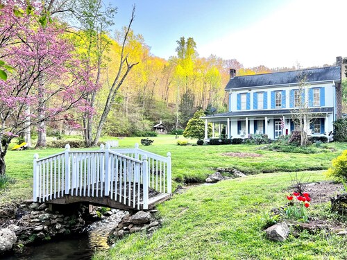  1884 Bed &amp; Breakfast - KING 2 Room Suite with Pvt Bath sleeps up to 3. 