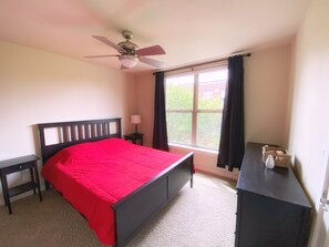 2 bedrooms, iron/ironing board, WiFi, bed sheets - Orenco Station Condo for Long-Term Guests (Hillsboro)