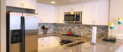 Een magnetron, een oven, een kookplaat, een vaatwasser