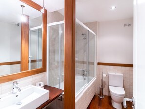 Bathtub, hair dryer, towels