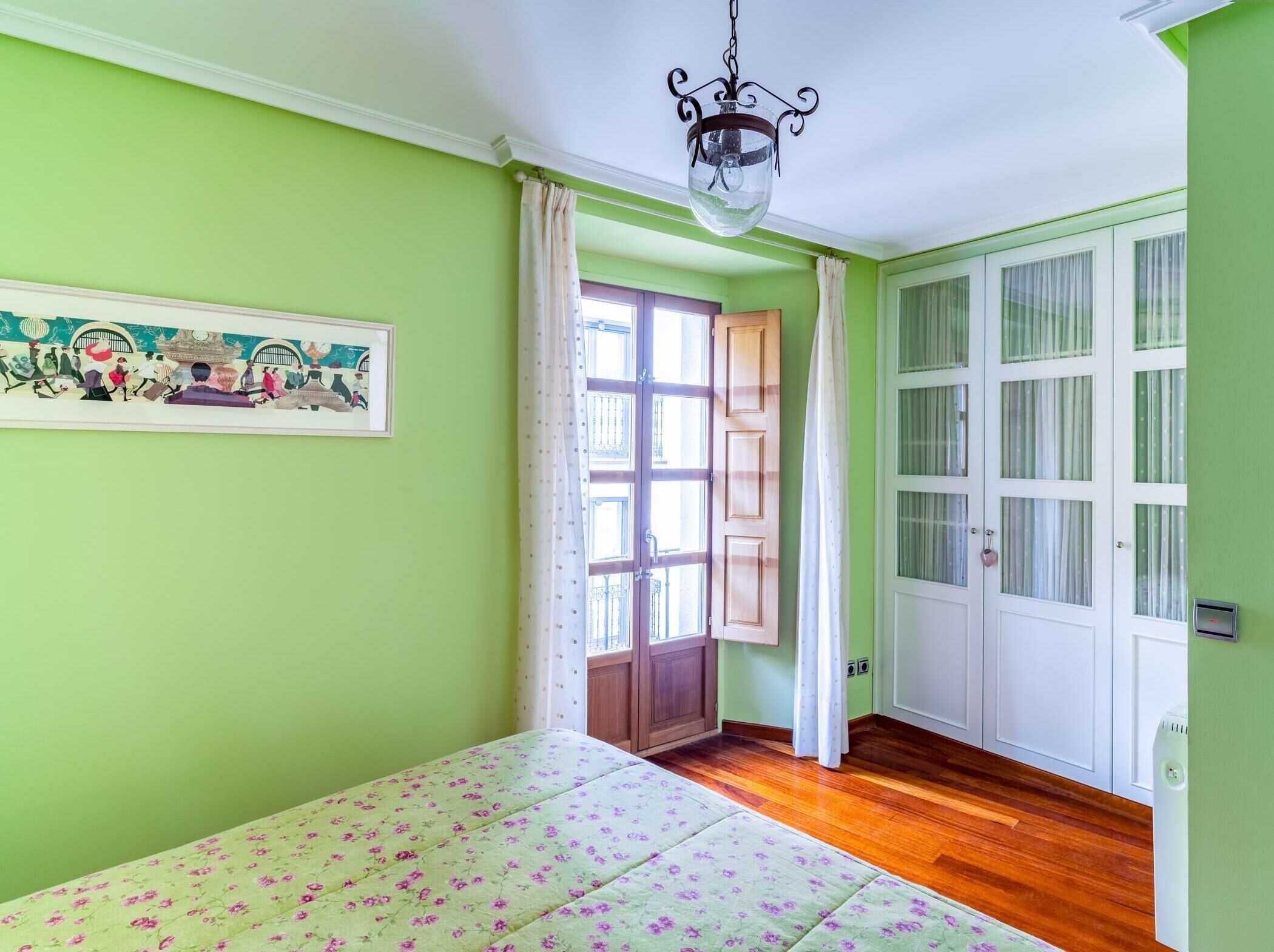 2 bedrooms, iron/ironing board, internet, bed sheets