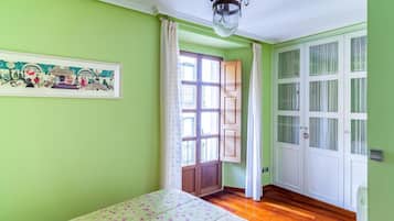 2 bedrooms, iron/ironing board, internet, bed sheets