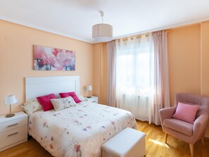4 slaapkamers, een strijkplank/strijkijzer, internet, beddengoed