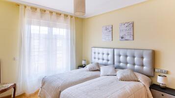 4 habitaciones, tabla de planchar con plancha, internet y ropa de cama