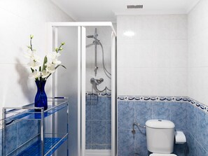 Badewanne, Haartrockner, Handtücher