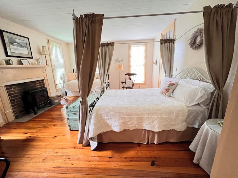 Hallmark1884 Bed & Breakfast King 2 Rm Suite Pvt Bath Sleeps 3. Near Dollywood - Gatlinburg, TN