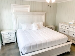 2 slaapkamers, een kluis op de kamer, een strijkplank/strijkijzer, wifi