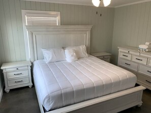 2 chambres, coffres-forts dans les chambres, fer et planche à repasser