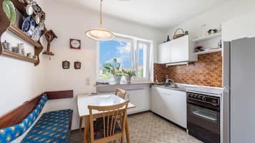 Jääkaappi, mikroaaltouuni, uuni, liesi