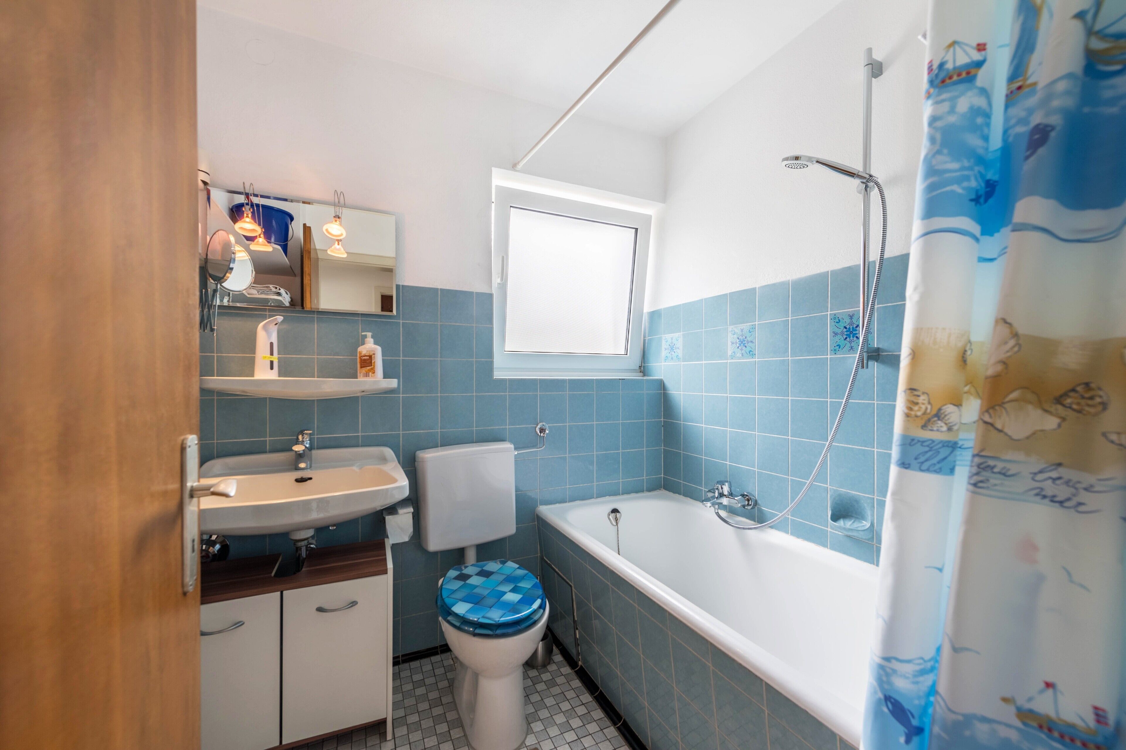 Badewanne, Haartrockner, Handtücher